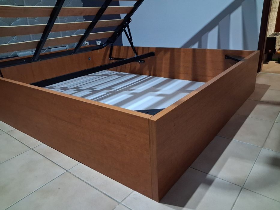Cama de Casal com Sommier Rebatível / Arrumação (Madeira)