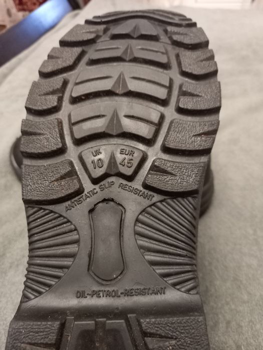 Продам рабочие ботинки.