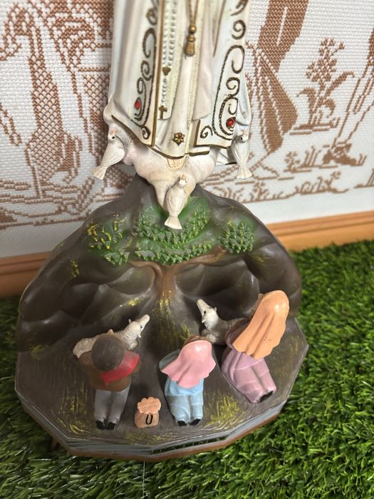 Estatueta antiga com musica