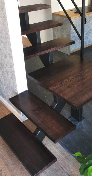 schody wewnętrzne centralna belka , kominkowe balustrada loft