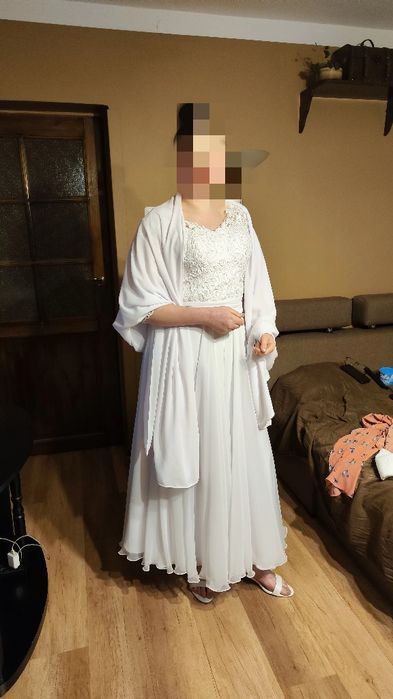 Suknia ślubna odkryte plecy,  3/4 rękawa koronkowy