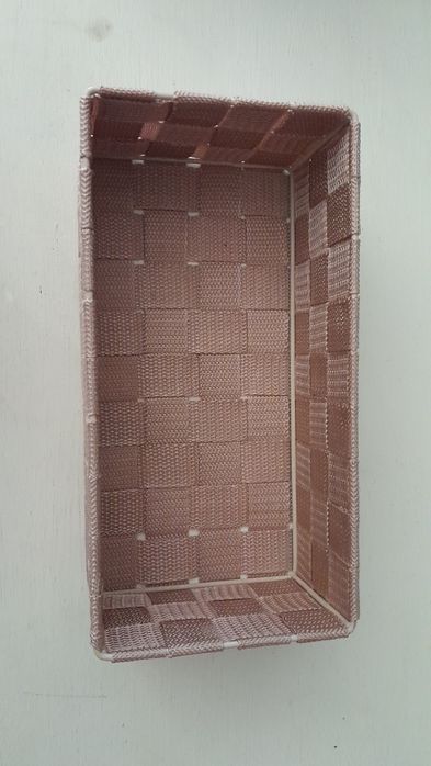 Cesto de arrumação ou decoração em tiras acetinadas entrançadas