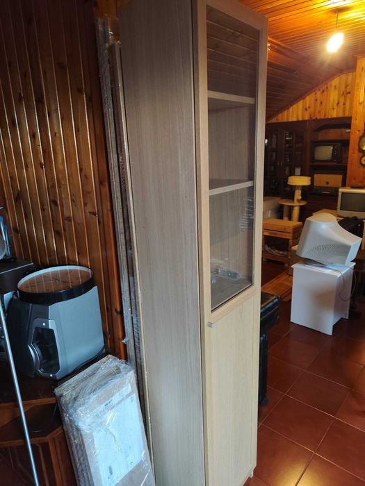 Estante IKEA Billy com porta de vidro