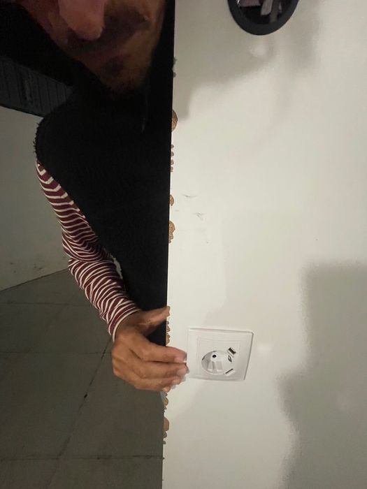 Tampo de mesa com duas tomadas elétricas e usb