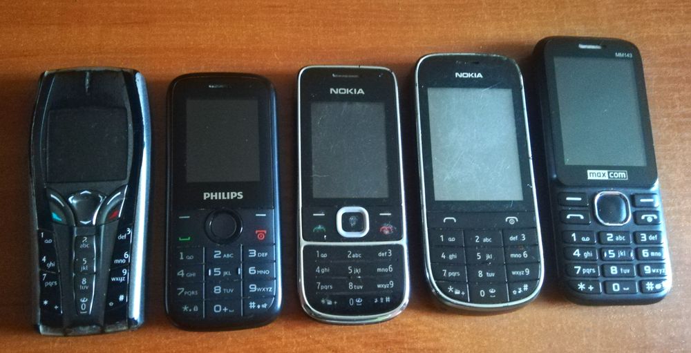 Zestaw starych telefonów komórkowych (+ ładowarki)