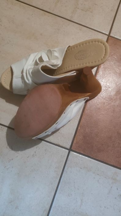 Eleganckie klapki na obcasie rozmiar 40