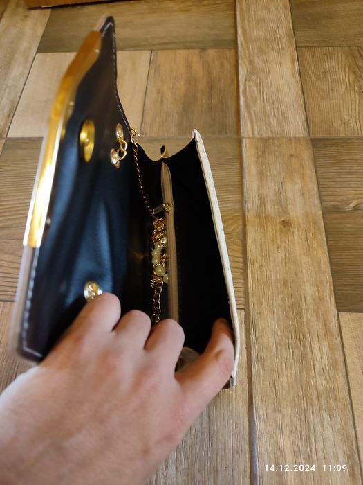 Nowa beżowa torebka damska na złotym łańcuszku