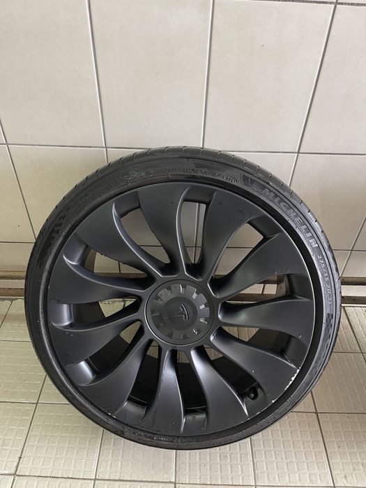 Tesla y perfomance 21 275/255/35/21