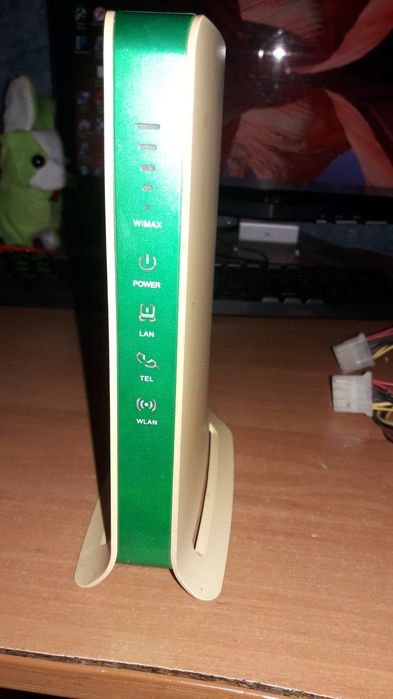 Два телефона и Wi-Fi роултер.