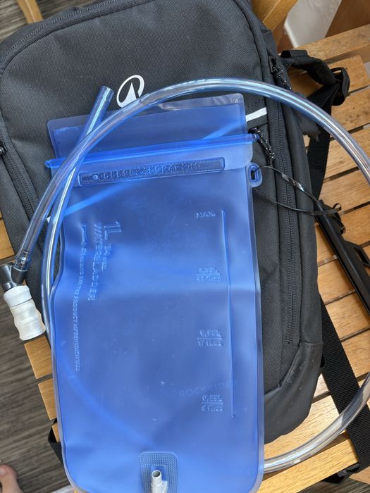 Kit completo de ciclismo (Capacete, mala, bomba de água)