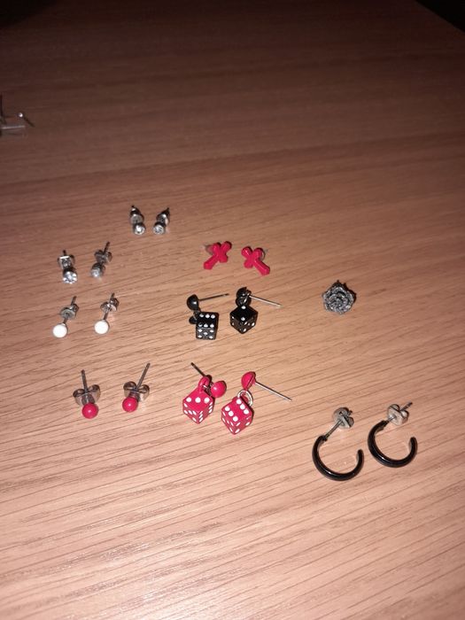 Vários brincos e pulseiras