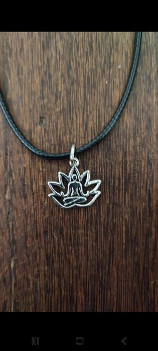 Colares OM e Flor de Lotus e crucifixo