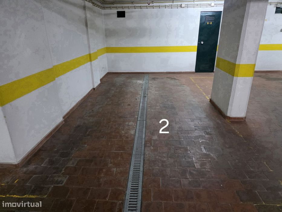 Lugares de estacionamento - garagem na Estrada da Luz 106, Laranjeiras