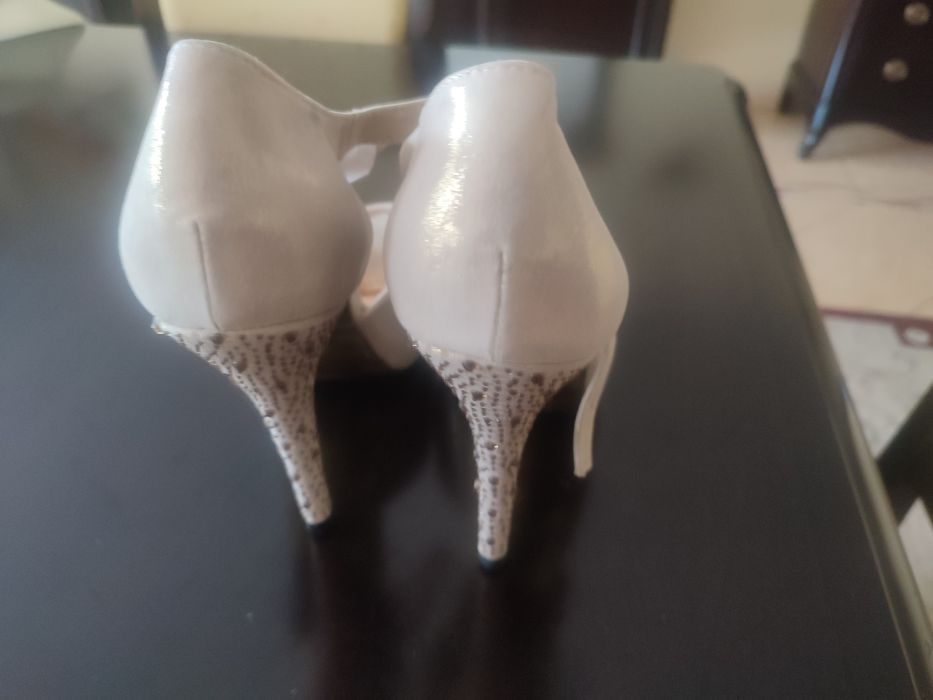 Eleganckie sandałki do kreacji weselnej