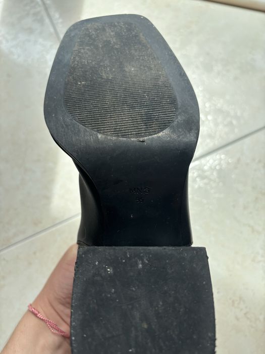 Vendo botas pretas de pele sintética