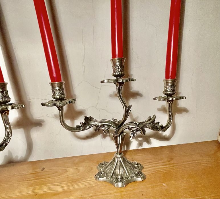 Par de candelabros de três braços ornamentados - estanho