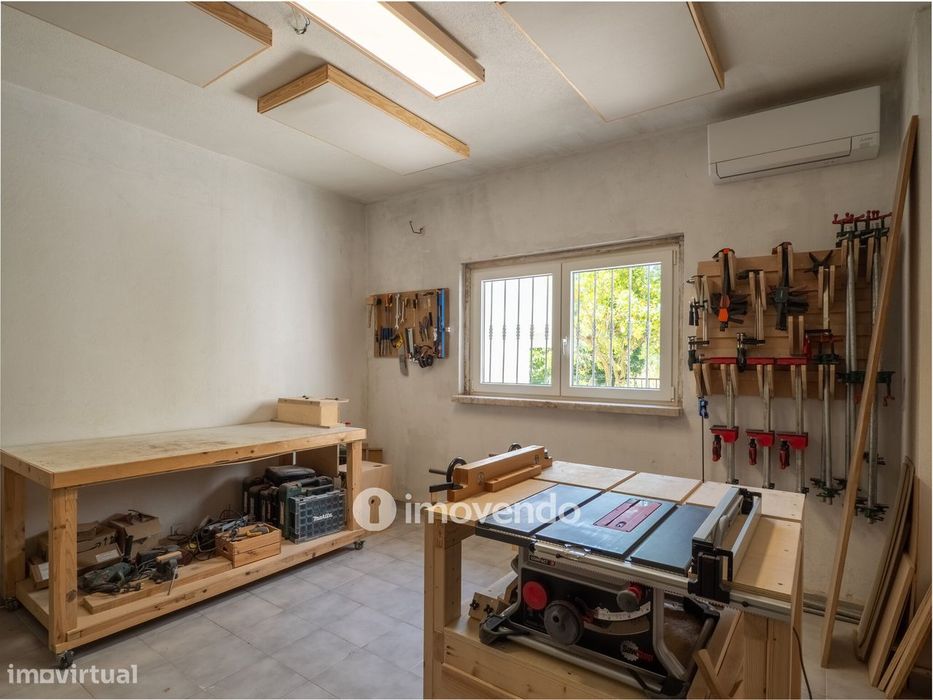 Moradia T6 com jardim, terraço e garagem, em Rio de Mouro