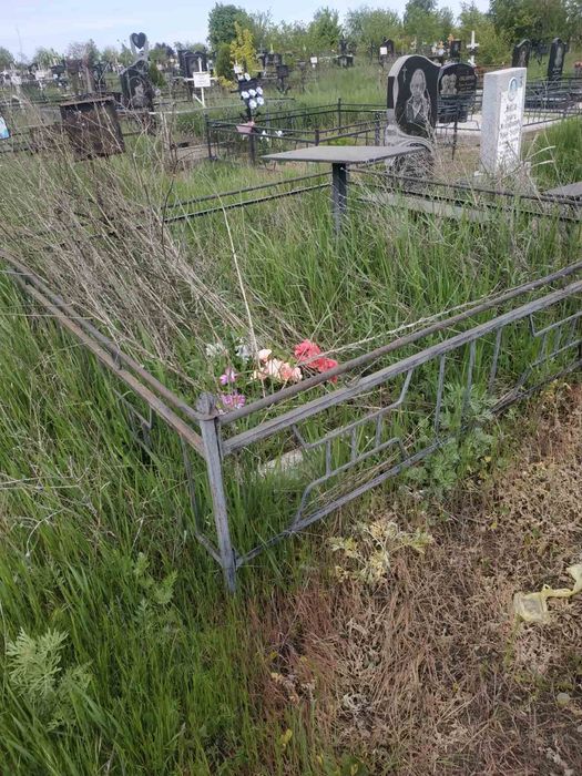 Уборка могил, покраска оград, установка столов, установка оград