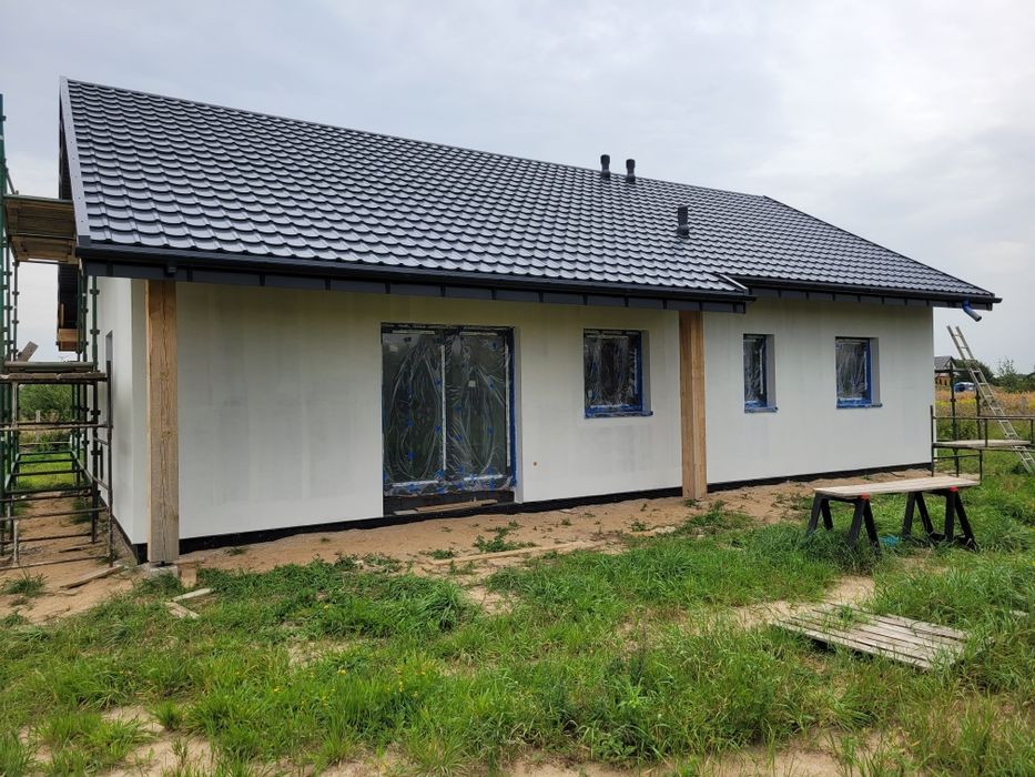 Dom jednorodzinny parterowy z dwustanowiskowym garażem.