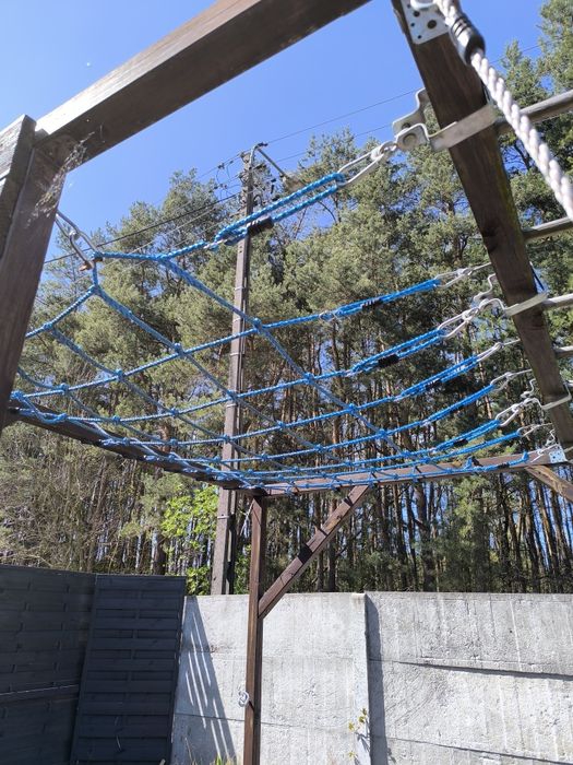 Kamienie skałki wspinaczka plac zabaw siatka