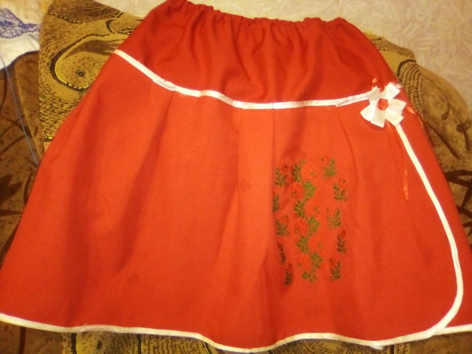 Спідничка червона з вишивкою