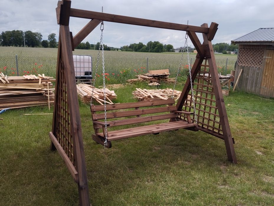 Huśtawka ogrodowa lub pergola