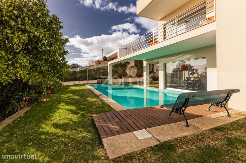 Moradia Individual de Luxo T5 + 1 com Piscina