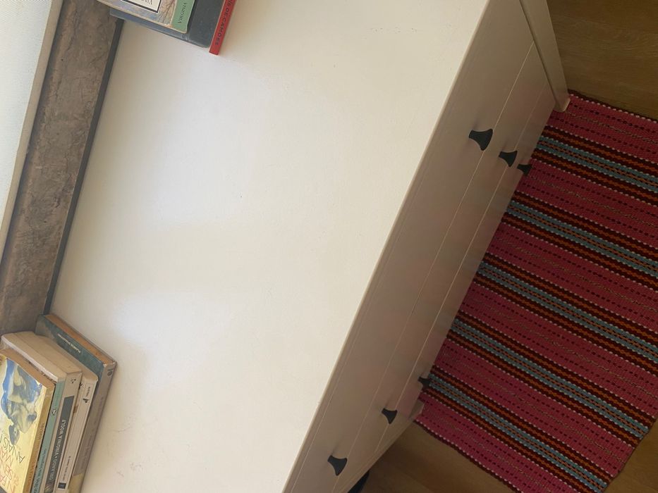 Cómoda IKEA HEMNES branca com 3 gavetas com um estilo distinto.