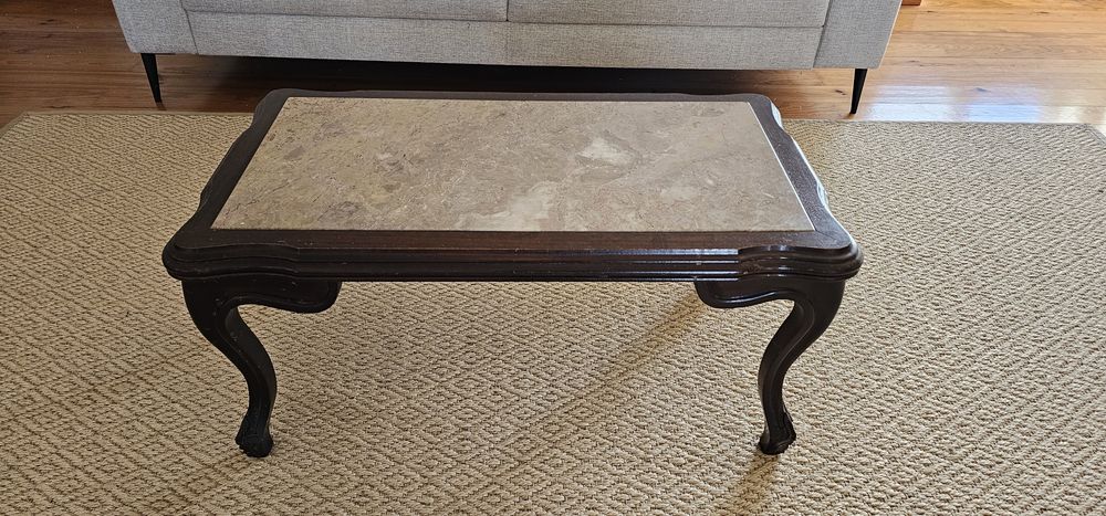 Mesa de madeira e mármore