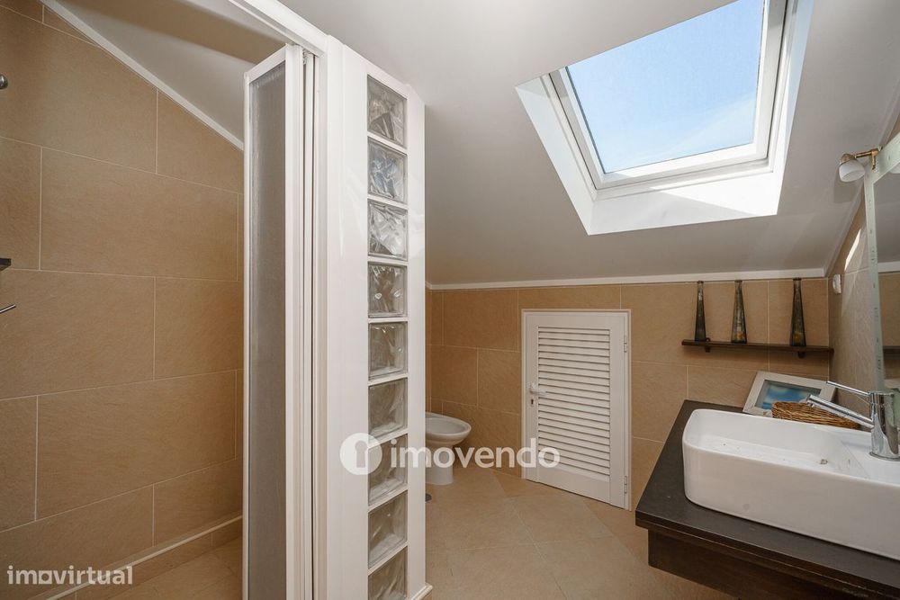 Moradia T4 com garagem e próxima da praia, na Charneca da Caparica