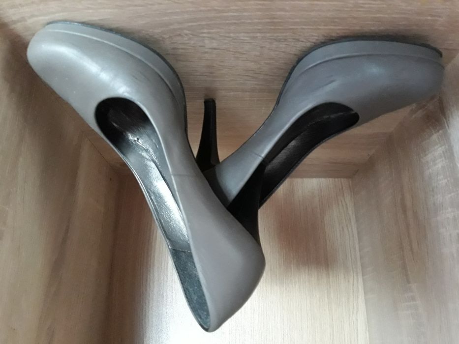 Szare czółenka na platformie