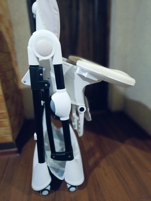 Стільчик для кормління від Carrello, модель Stella.