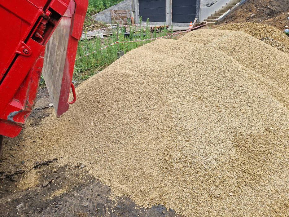 Ziemia z transportem kamień piasek i inne kruszywa