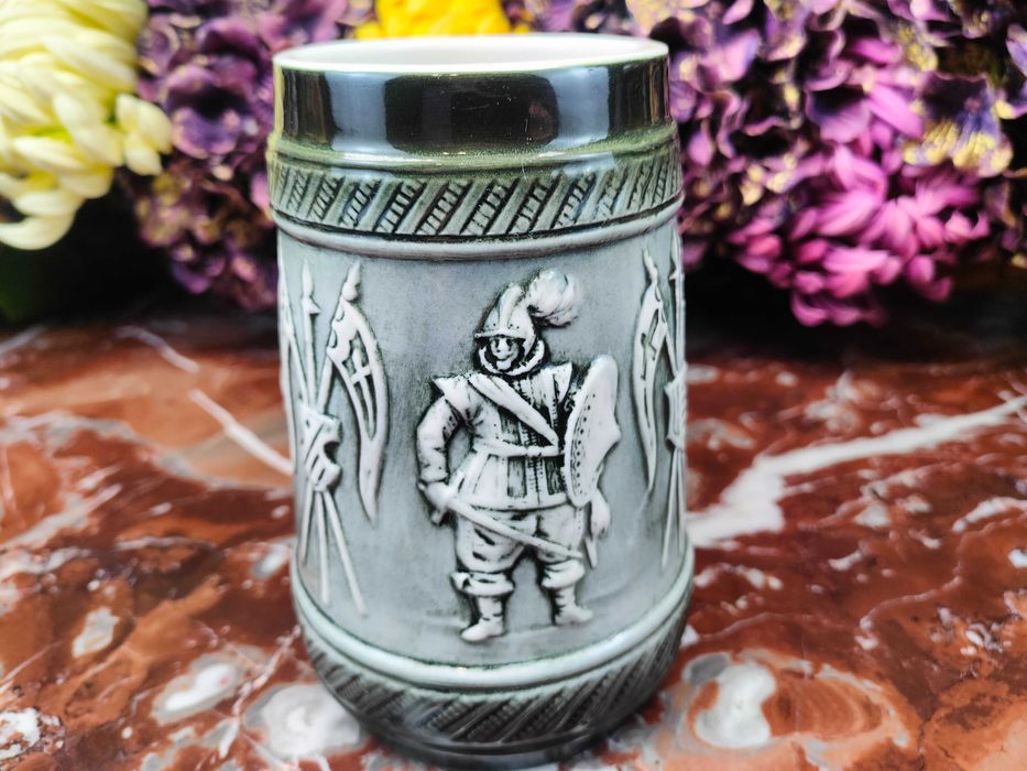 Śliczny ceramiczny kufel - 2 muszkieterów i rycerz - 0,65 L - Sitzendorf