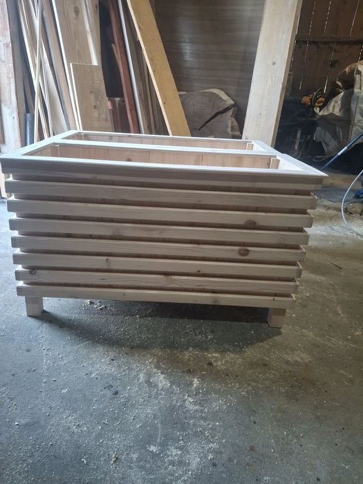 Doniczka ogrodowa z drewna