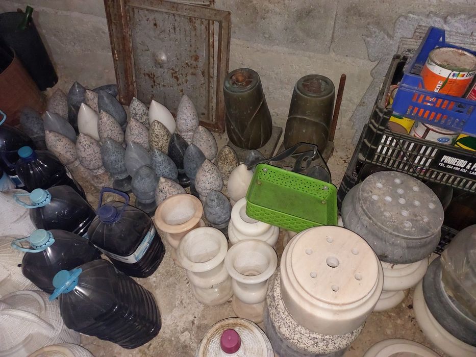 Pinhas e Jarras e floreiras