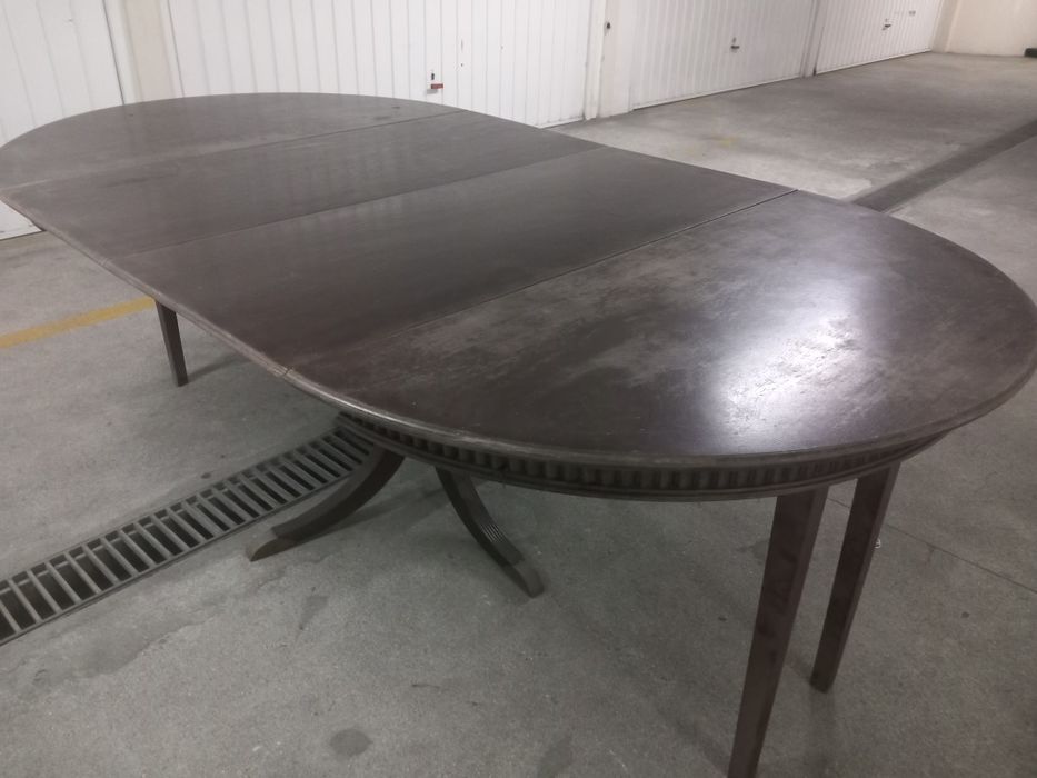 Mesa antiga de madeira maciça