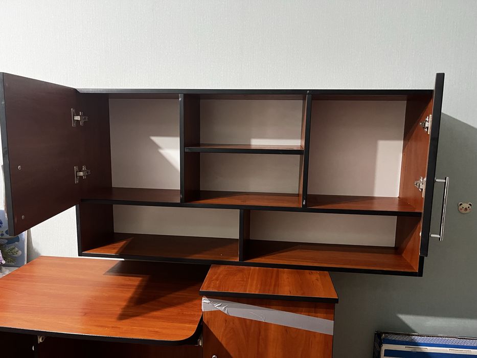 Письмовий стіл та полка