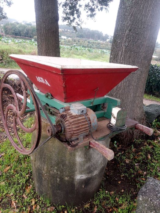 Vendo ralador de uvas elétrico.