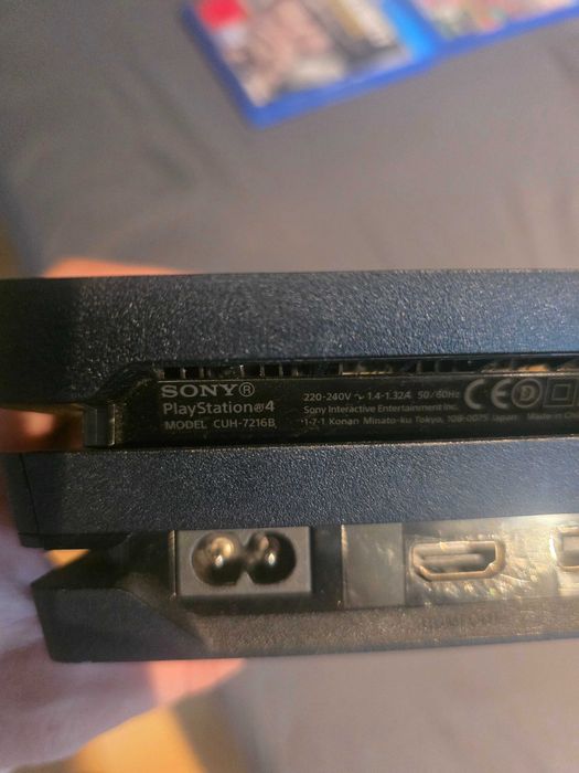PlayStation 4 Pro CUH-7216B + 2 pady + 10 gier