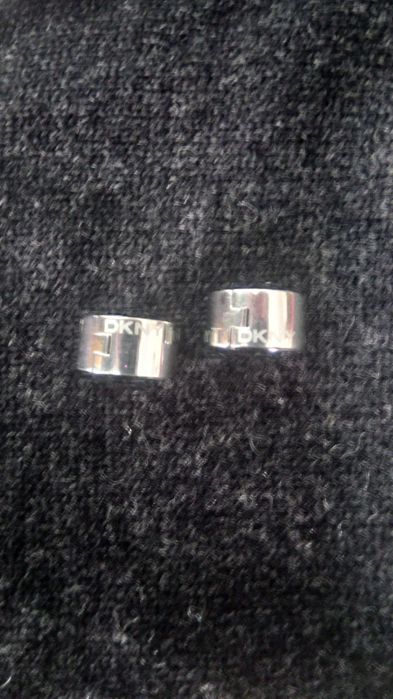 Brincos DKNY em aço, como novos