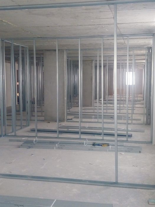Executamos trabalho em Pladur, paredes, tetos, barramento e pintura