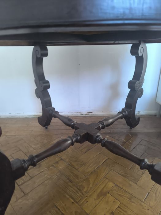 Mesa de jantar em madeira maciça