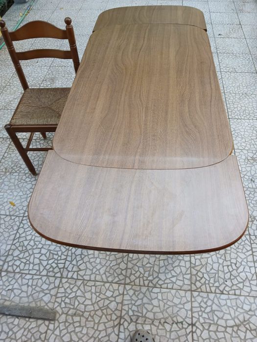 Mesa de Madeira Extensível com Cadeiras – Clássica e Funcional