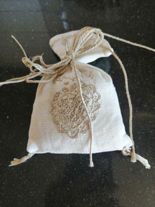 Saquinho em linho com bordado manual