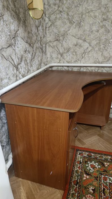 Комп'ютерний стіл