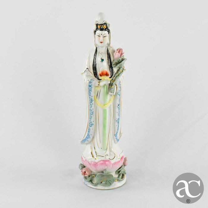 Deusa / Guanyin em Porcelana da China, policromada, com flor de lótus