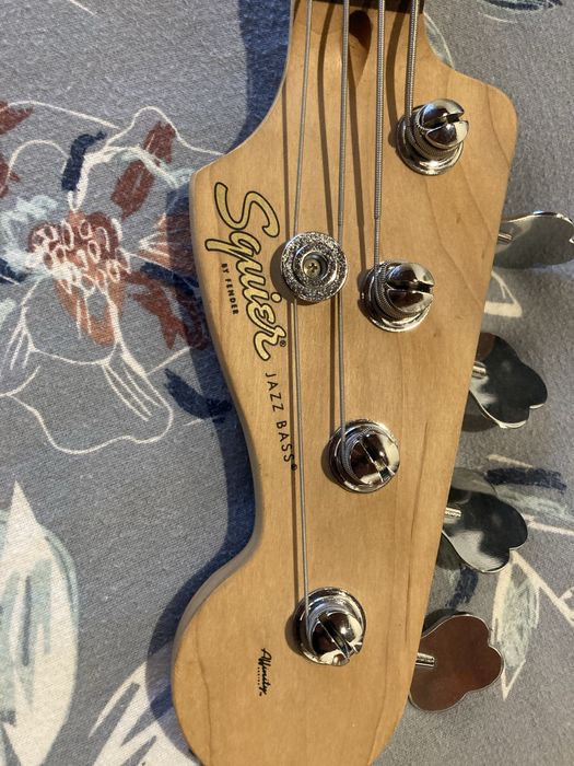 Baixo eletrico squier 4c