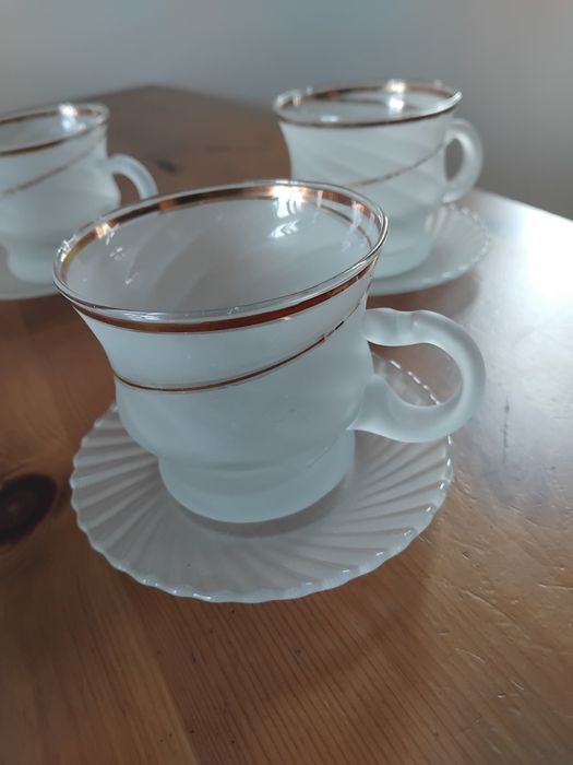 Cukierniczka i Filiżanki ze spodkami szkło mrożone mleczne