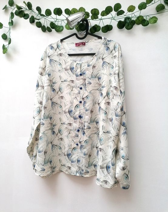 Blusa Creme com Padrão e Pormenores Azuis